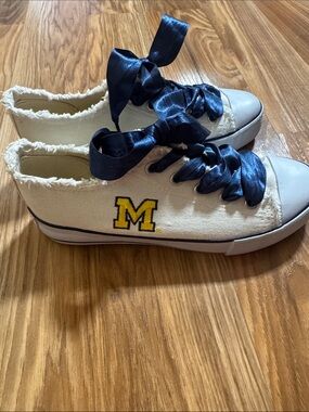 University of Michigan Spirit Sneakers NCAA Wolverines Size 6